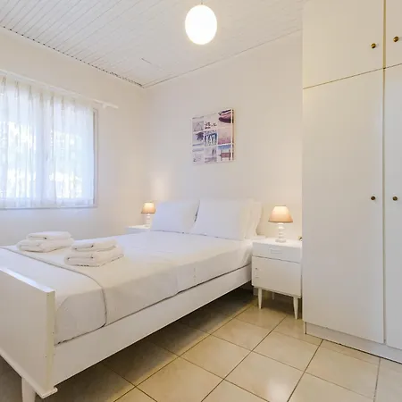 Akrogiali Beachfront House *