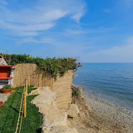 Akrogiali Beachfront House Feriehus