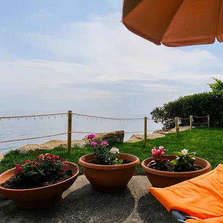 Akrogiali Beachfront House *