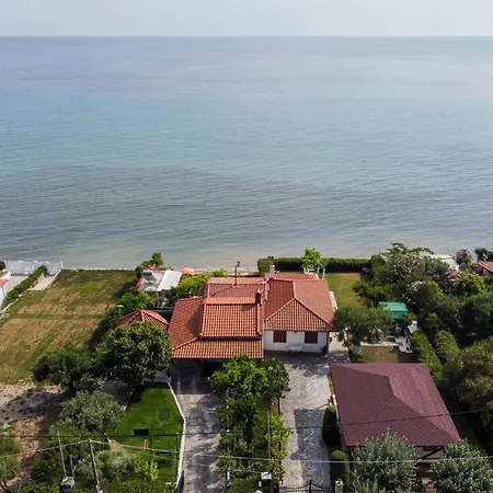 Akrogiali Beachfront House *