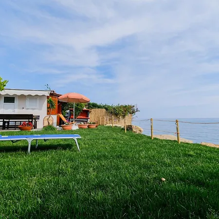 Akrogiali Beachfront House * 네아 스키오니