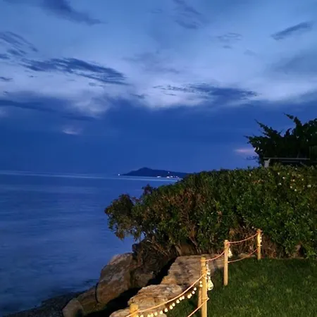 펜션 Akrogiali Beachfront House