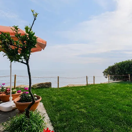 Akrogiali Beachfront House * 네아 스키오니